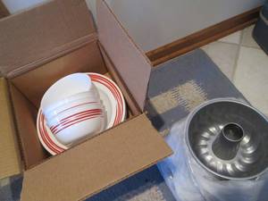 lot 82 image: New bakeware set plus assorted size...