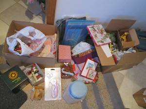 lot 85 image: Boyds Bears figurine plus assorted...