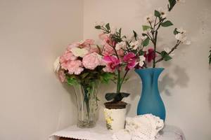 lot 503 image: 3 artificial flower bouquets with v...
