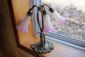 lot 504 image: beautiful flower desk lamp with sta...