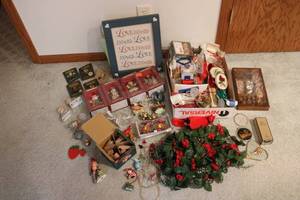 lot 552 image: assorted decor, christmas, shells, ...