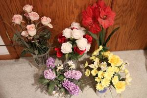 lot 580 image: 5 Artificial flower bouquets in vas...