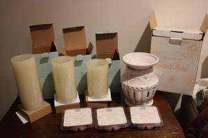 lot 587 image: Party Lite Scent Glow wax warmer an...