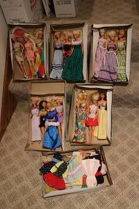 lot 605 image: 16 vintage Barbie dolls with assort...