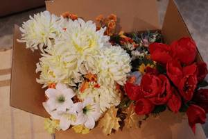 lot 621 image: box of artificial flowers...