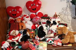 lot 626 image: christmas and valentines day decor...