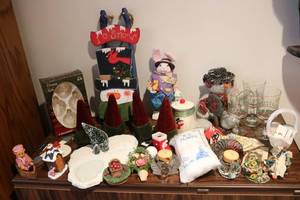 lot 647 image: Miscellaneous decor lot...