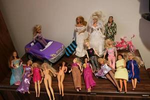 lot 650 image: 16 vintage Barbie dolls and Vintage...