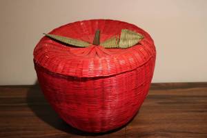 lot 662 image: Wicker apple basket with lid...