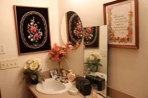lot 666 image: Decor corner flowers, radio, mirror...