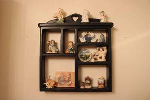 lot 665 image: wall hanging with all contents...