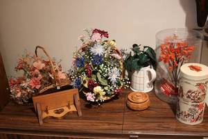 lot 679 image: Decorative lot artificial flower di...