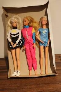 lot 680 image: 3 vintage Barbie dolls...