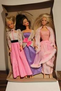 lot 681 image: 3 vintage Barbie dolls...