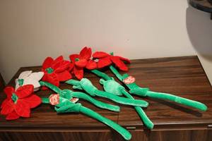 lot 706 image: 5 plush flowers...