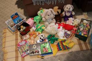lot 724 image: stuffed animals and misc kids toys...