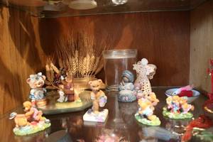 lot 733 image: small lot of decorative trinkets an...