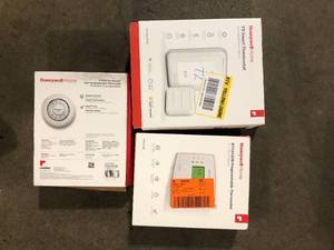 lot 28 image: Lot of Assorted Thermostats Various Models and Conditions  Customer Returns See Pictures