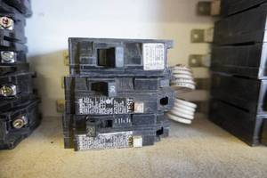 lot 3 image: 2 - 30 Amp Siemens GFI Breakers and 1 Siemens 40 Amp Breaker