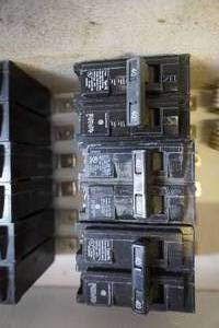 lot 4 image: 3 - Siemens Brand Type BL 40 Amp Bolt On Circuit Breakers