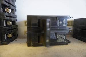 lot 6 image: 1 - Siemens Brand Type BL 270 Amp Bolt On Circuit Breakers