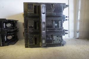 lot 8 image: 1 - Siemens Brand Type BL 380 Amp Bolt On Circuit Breaker