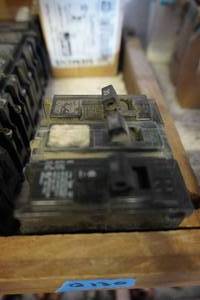 lot 21 image: 9 - Siemens 15 Amp Type Q11F  Circuit Breakers