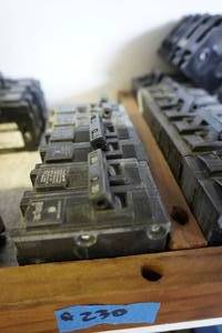 lot 25 image: 3 - Siemens 215 Amp Type Q Circuit Breakers