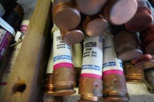 lot 36 image: 15 - TRS 40 - 45 Amp Fuses