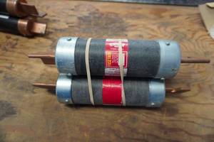 lot 42 image: 3 - Fusetron FRS 400 400 Volt Fuses