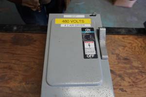 lot 76 image: Siemens Model F351 30 Amp 400 Volt Disconnect Electrical Box