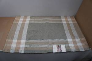 lot 17 image: Threshold IndoorOutdoor Accent Rug 25x38