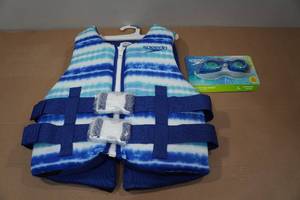 lot 20 image: Speedo Youth Life Jacket with Goggles