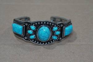 lot 102 image: Turquoise Silver Tone Bracelet