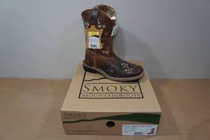 lot 136 image: Smoky Mountain Boots - Childs Size 2