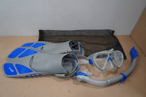lot 164 image: Cressi Adult Blulove Snorkel Set -Fin Size MLXL