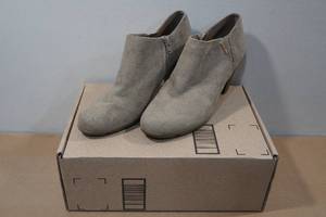 lot 234 image: Anne Klein Womens Ankle Boots -Size 8.5