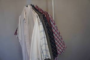 lot 257 image: 9 Short Sleeve Button Up Mens Shirts