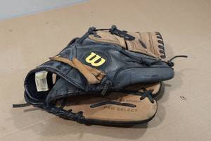 lot 265 image: Wilson Pro Select Leather Baseball Glove - Left Hand Catch