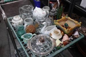 lot 268 image: Glass Collectables - Fire King Lidded Bowl, Lefton Piggy Bank
