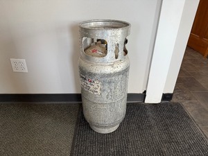 lot 11A image: 30 Lb Propane Forklift Tank - with Gas