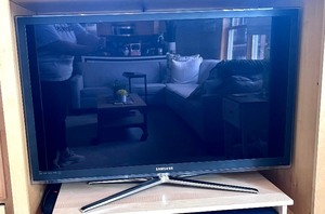 lot 42 image: Samsung 46 TV with Swivel Base