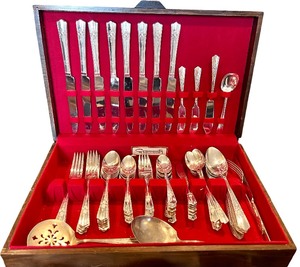 lot 12 image: Harmony House AA  Silverplate Flatware Set