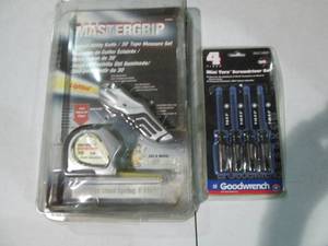lot 23 image: Master grip Lighted utility knife a...