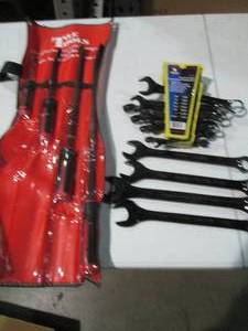lot 27 image: T&E Tools 4pc comfort grip pry bar ...