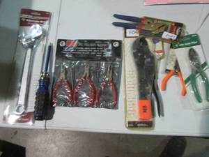 lot 35 image: Lot of assorted wrenches and pliers...
