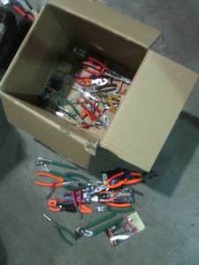 lot 39 image: Large lot of assorted pliers, vise ...