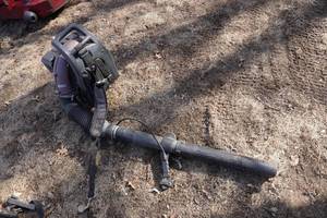 lot 32 image: Kawasaki Model KRB750 B Back Pack Leaf Blower