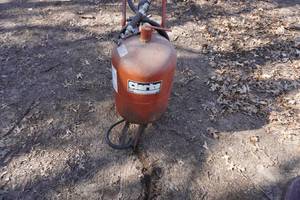 lot 22 image: Portable Abrasive Sand Blasting Pot With Hose and Nozzle
