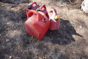 lot 45 image: Lot of Gas Cans In Assorted Sizes